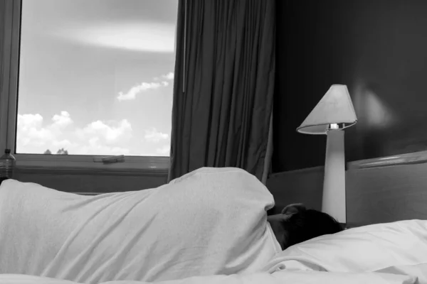 Homem Adormecido Quarto Sua Casa Hotel Durante Pandemia Covid — Fotografia de Stock