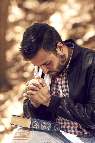 Homem Espiritual Fazendo Oração Dia Floresta — Fotografia de Stock