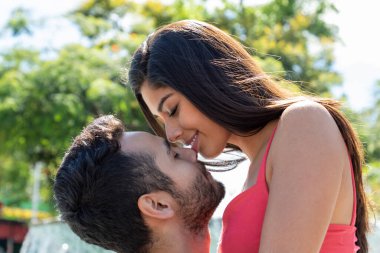 Açık havada karşılıklı aşkı ifade eden mutlu, genç bir çift. Meksikalı çift.