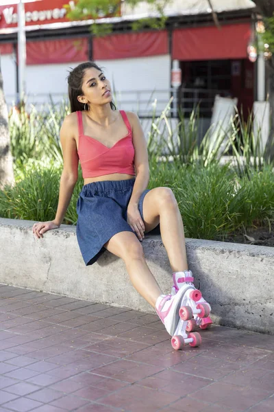 Bela Jovem Rua Posando Patins — Fotografia de Stock