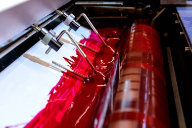 Ofset makinesindeki mürekkepleri kapat. Grafik baskı endüstrisinin kağıt üzerindeki süreçleri.