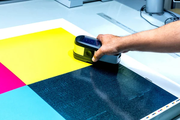 印刷业工人审查胶印机上印刷工艺的详细情况 — 图库照片
