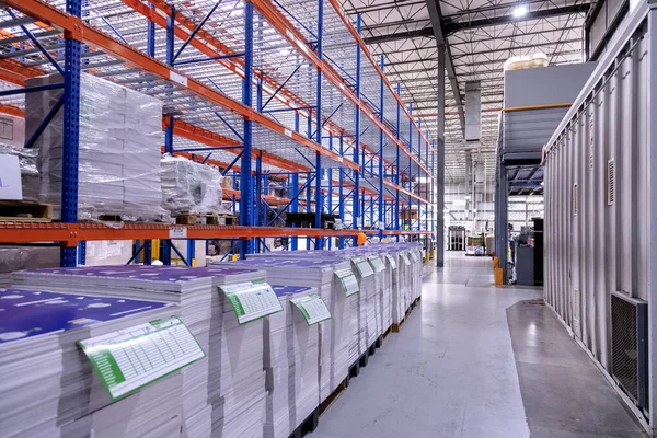 Planken Pakhuis Met Stapels Papier Voor Grafische Drukindustrie — Stockfoto