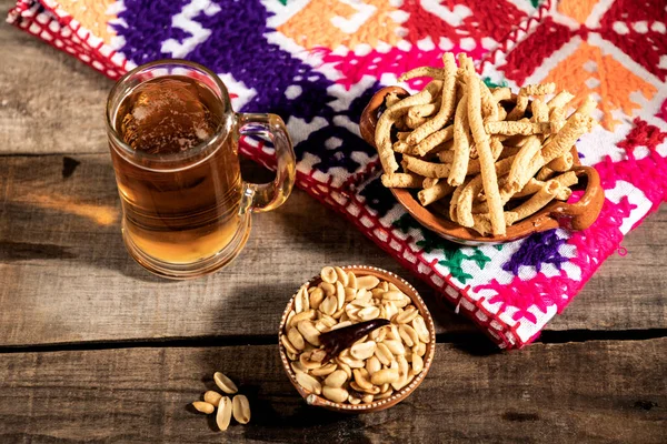 Bierglas Mit Leckeren Mexikanischen Snacks Auf Rustikalem Holztisch Traditionelle Mexikanische — Stockfoto