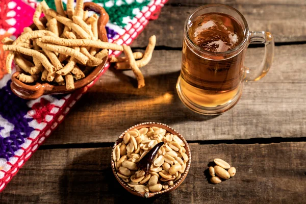 Bierglas Mit Leckeren Mexikanischen Snacks Auf Rustikalem Holztisch Traditionelle Mexikanische — Stockfoto