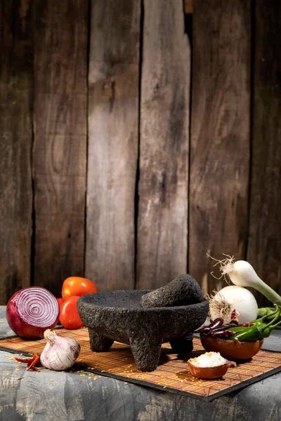 Traditionell Molcajete Att Göra Mexikansk Sås Med Grönsaker Rustik Trä — Stockfoto