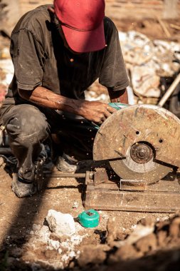 İnşaatta çalışan gerçek yorgun adamların detayları. Erkekler aktif
