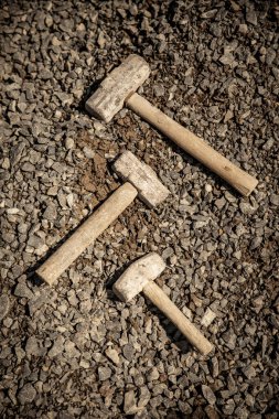 Kum üzerinde uzanan inşaat çekiçleri.