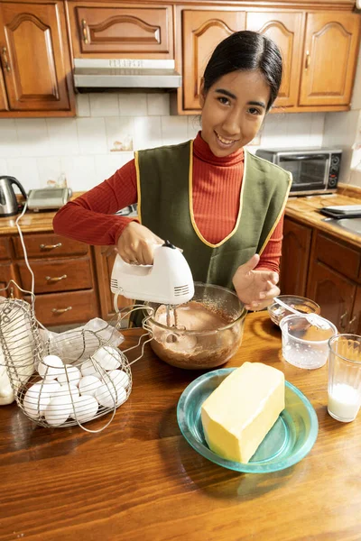Jovem Mulher Latina Fazendo Bolos Caseiros Sua Cozinha Doméstica Durante — Fotografia de Stock
