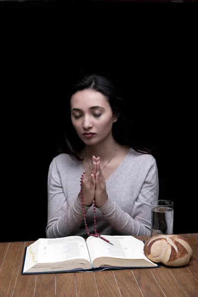 Mujer Joven Haciendo Ayuno Oración Interior —  Fotos de Stock