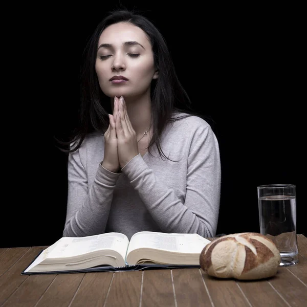 Mujer Joven Haciendo Ayuno Oración Interior — Foto de Stock