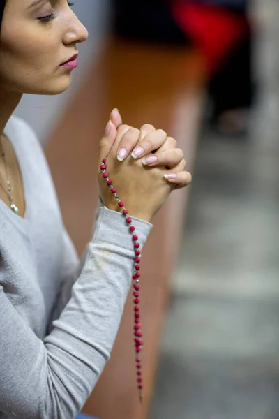 Młoda Kobieta Pości Modli Się Wnętrzu — Zdjęcie stockowe
