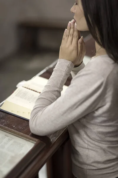 Mujer Joven Haciendo Ayuno Oración Interior — Foto de Stock