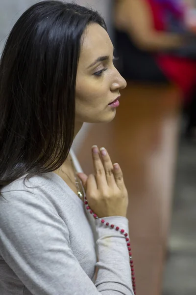 Mladá Žena Dělá Půst Modlitbu Interiéru — Stock fotografie