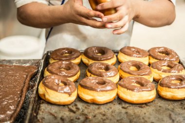 öğretmen baker masada ekmek üretiminde elinde