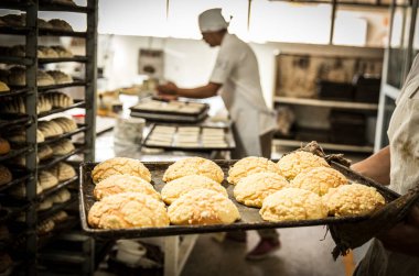 öğretmen baker masada ekmek üretiminde elinde