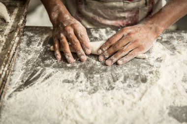 öğretmen baker masada ekmek üretiminde elinde