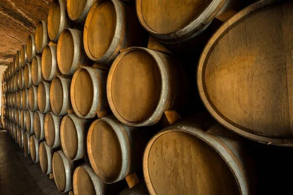 Βαρέλια Κρασιού Στοιβάζονται Στο Παλιό Κελάρι Του Οινοποιείου — Φωτογραφία Αρχείου