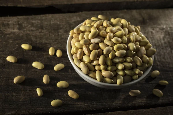 Détail Beaucoup Haricots Dans Une Assiette Blanche Sur Une Table — Photo