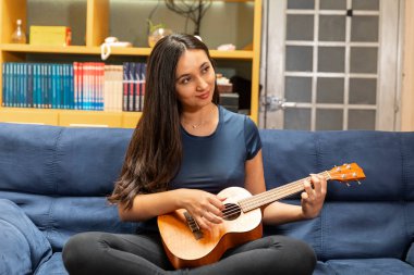 COVID-19 hastalıklı genç bir kadın karantinada. Kadın enstrüman çalmayı öğreniyor