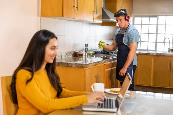 Casal Jovem Quarentena Doença Covid Homem Fazendo Tarefas Domésticas Muito — Fotografia de Stock