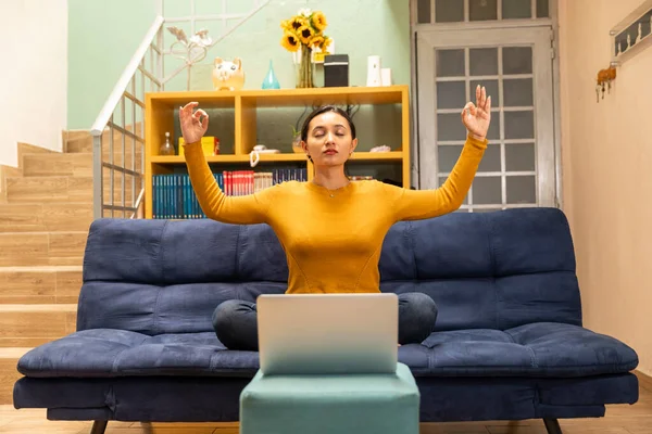 Jovem Quarentena Doença Covid Mulher Tomando Aulas Yoga Online — Fotografia de Stock