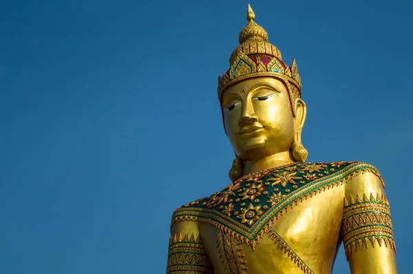 Gouden beeld van Boeddha Thaise stijl op blauwe hemelachtergrond — Stockfoto