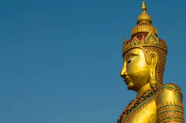 Imagen dorada del estilo buddha thai sobre fondo azul del cielo — Foto de Stock