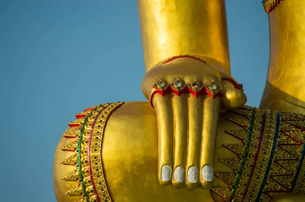 Золоте зображення Будди рука тайського стилю — стокове фото