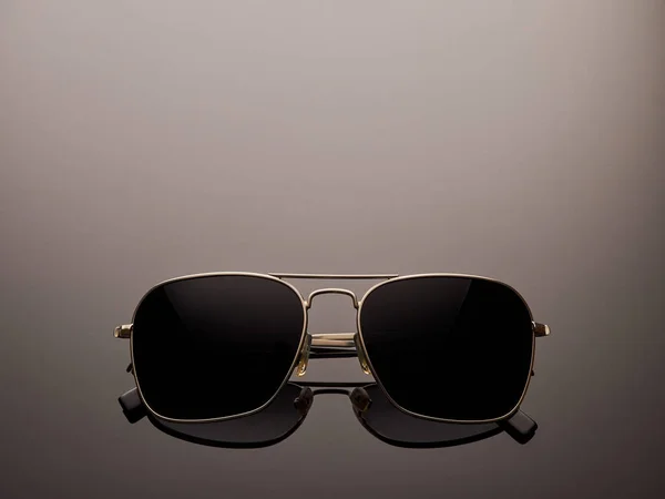 Şık yansıtılmış neredeyse yuvarlak metal çerçeve ve katlanmış kulak kolları ile güneş gözlüğü polarize. Logo kaldırıldı.