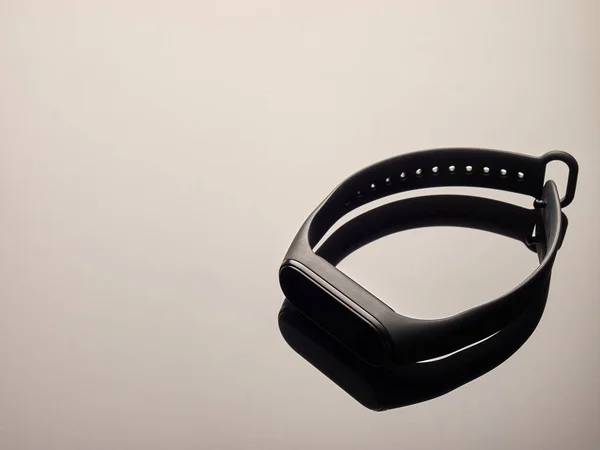 Zindelik Etkinliği İzleyicisi, Gri gradyan arka planda kalp atışı oranı siyah fitness akıllı bant