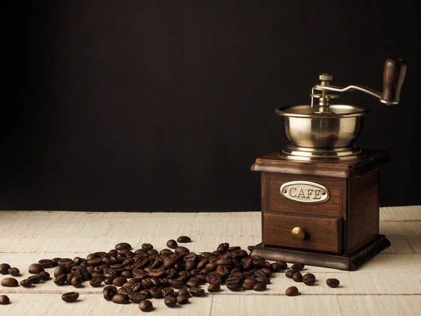 Macinino Caffè Vintage Primo Piano Con Grani Caffè Uno Sfondo — Foto Stock