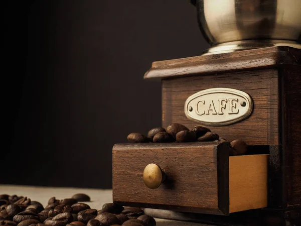 Zbliżenie Vintage Młynek Kawy Ziarnem Kawy Ciemnym Jasnym Drewnianym Tle — Zdjęcie stockowe