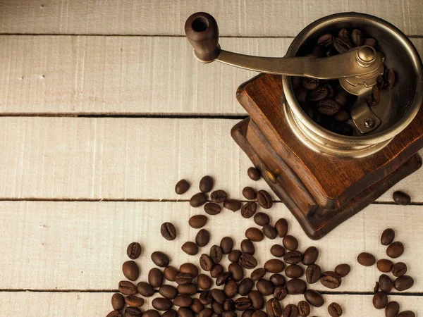 Macinino Caffè Vintage Primo Piano Con Grani Caffè Uno Sfondo — Foto Stock