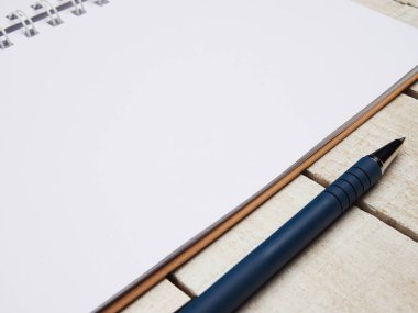 İşyeri - beyaz tahta bir masa üzerinde uzaktan kumanda için defter ve kalem. Ev ya da ofis için serbest bilgisayar. Kopyalama alanı olan arkaplan.