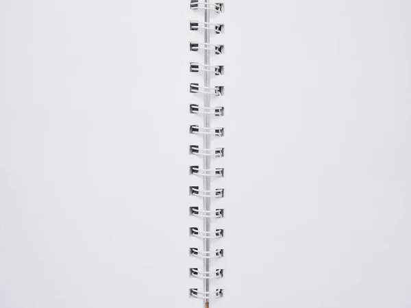 Üst Manzara. Çalışma alanı. Düz yatıyordu. Beyaz kırmızı bir tencerede yakın plan çekimde sulu. Hafif çarşaflı defter veya not defterini aç. Uzayı kopyala Mesaj için yer. Seçici odak