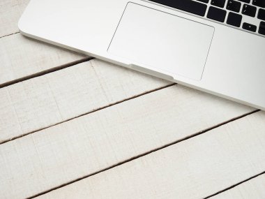 İşyeri, beyaz ahşap bir masanın uzaktan kumandalı bilgisayarı. Ev ya da ofis için serbest bilgisayar. Kopyalama alanı olan arkaplan.