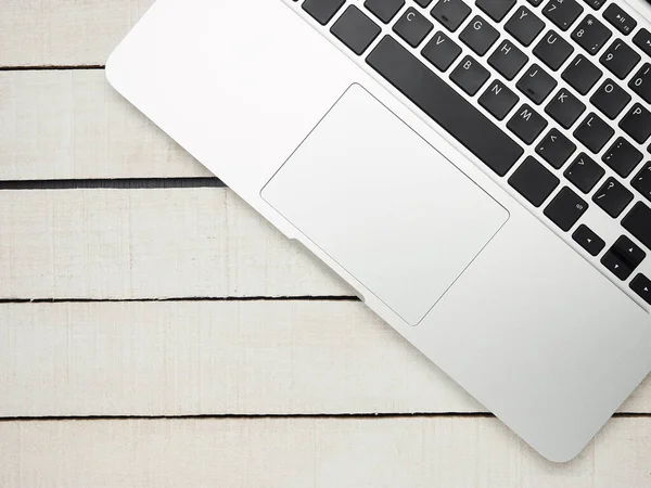 İşyeri, beyaz ahşap bir masanın uzaktan kumandalı bilgisayarı. Ev ya da ofis için serbest bilgisayar. Kopyalama alanı olan arkaplan.