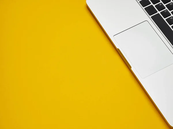Sarı arkaplanda dizüstü bilgisayarı aç. Üst Manzara. mesaj için yer. çevrimiçi eğitim kavramı veya evde uzaktan çalışma.