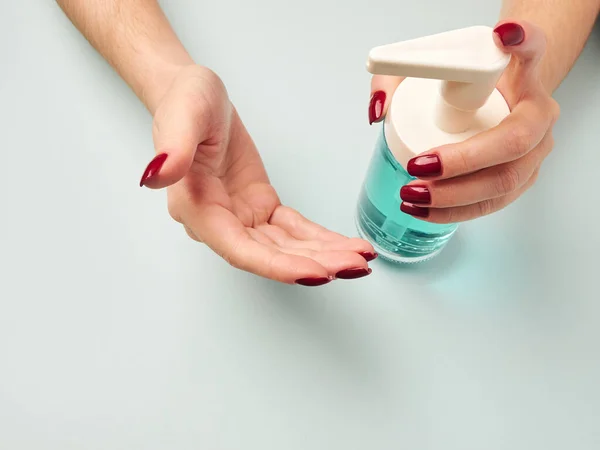 Alkol jeli kullanan kadın el dezenfekte ediyor. Covid-19 salgınını önlemek için.