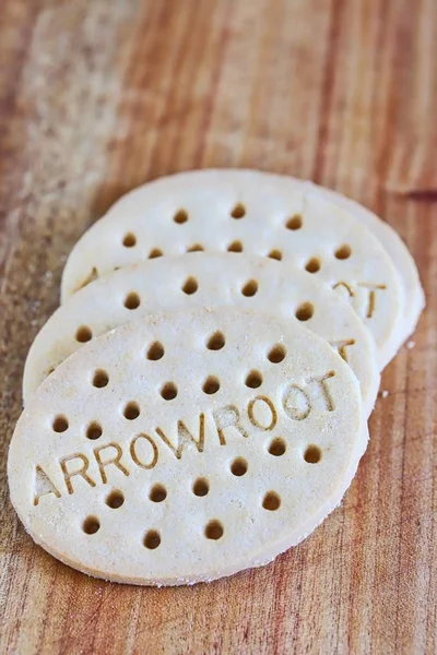 Marantové sušenku na dřevěném prkénku — Stock fotografie