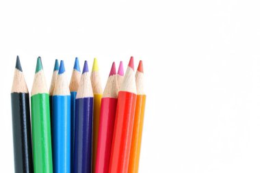 Beyaz arkaplanda renkli kalemler