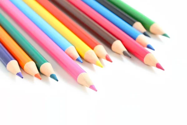 Gekleurde potloden op witte achtergrond — Stockfoto