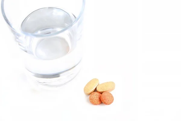 Tabletas de vitamina sobre fondo blanco — Foto de Stock
