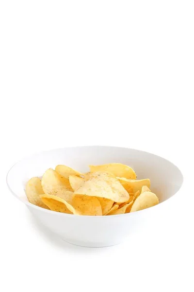Картофельные чипсы в чаше белого Китая — стоковое фото