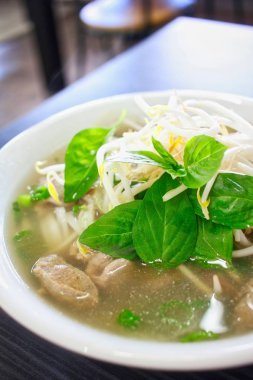 Vietnamca pho çorbası