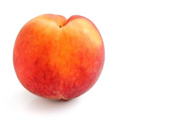Beyaz arka plan üzerinde taze organik şeftali