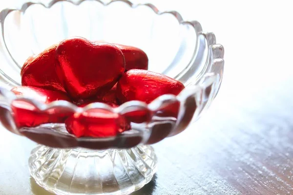 Coração Amor Forma Chocolate Embrulhado Folha Vermelha Tigela Vidro — Fotografia de Stock