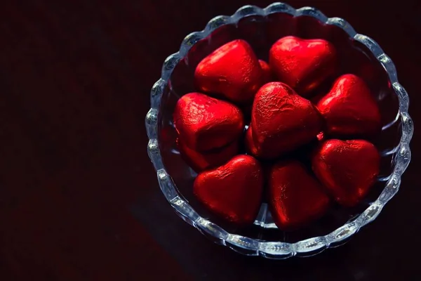 Coração Amor Forma Chocolate Embrulhado Folha Vermelha Tigela Vidro — Fotografia de Stock