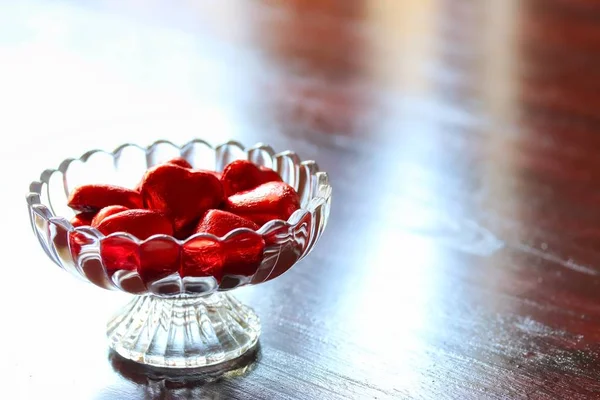 Coração Amor Forma Chocolate Embrulhado Folha Vermelha Tigela Vidro — Fotografia de Stock